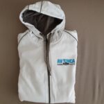 Ein gefaltetes weißes Kapuzensweatshirt mit grauem Reißverschluss und dem Text AVTINCA und einer LKW-Grafik auf der Brust.